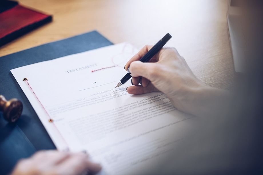 Dziedziczenie i testamenty: Rola notariusza w planowaniu spadkobrania