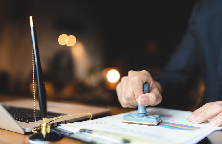 Kiedy notariusz może odmówić wykonania czynności notarialnej? Przepisy i najczęstsze sytuacje