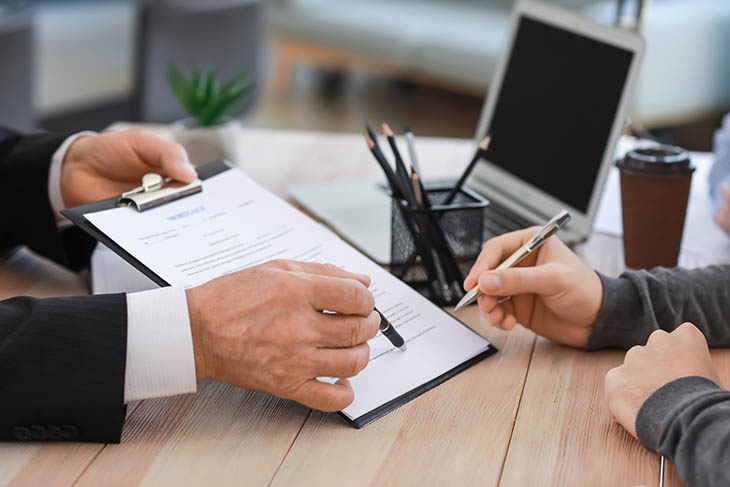 Jakie dokumenty są potrzebne do aktu notarialnego sprzedaży mieszkania?